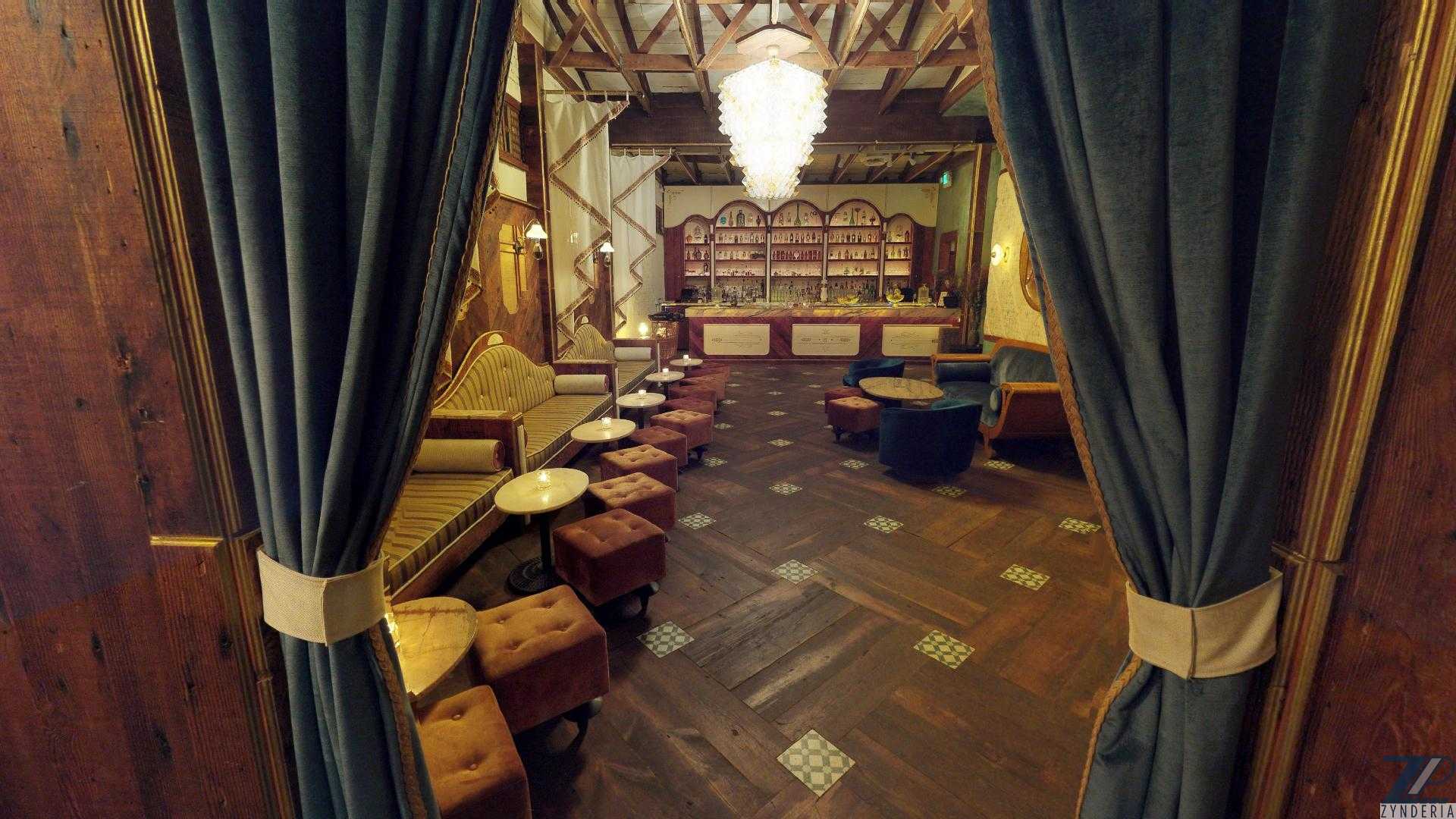 Zynderia Bar, Patio, Lounge
